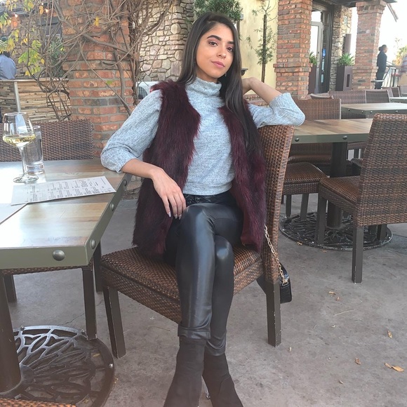 Furry maroon vest super thick and comfortable - Picture 2 of 3